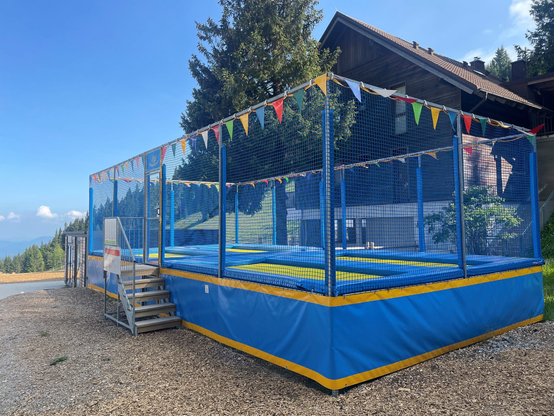 TRAMPOLIN 